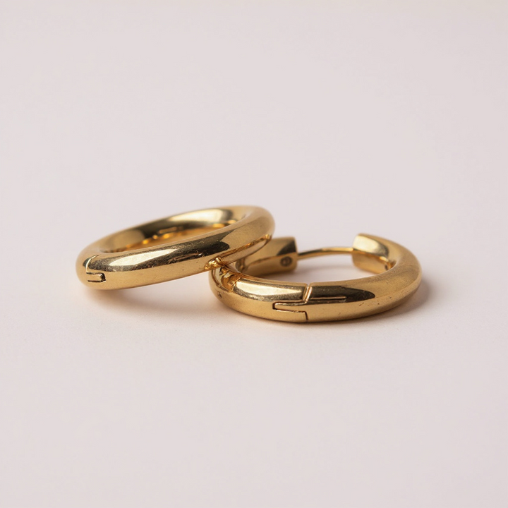 Pendientes de aro dorados elegantes