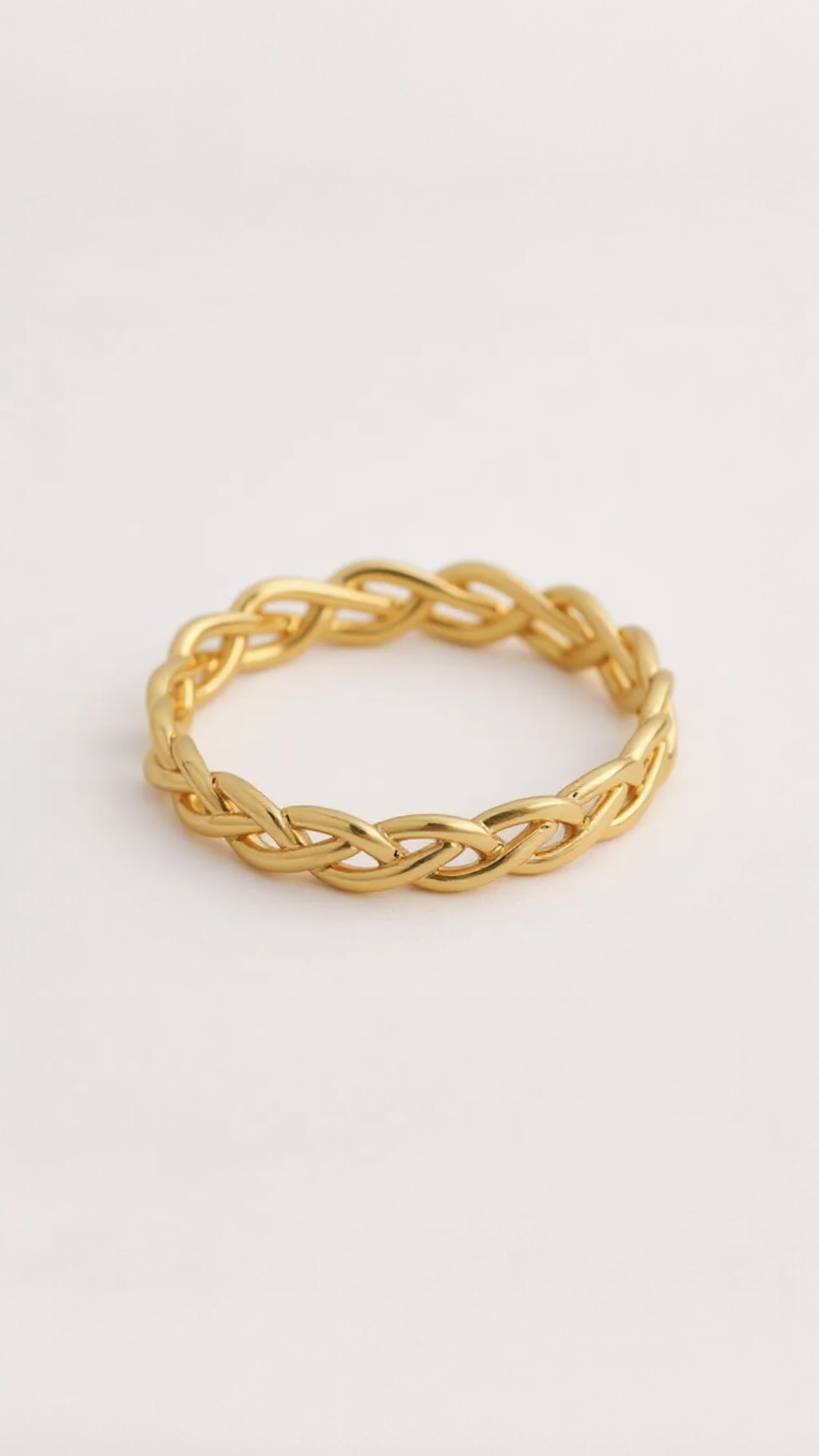 Anillo clásico de eslabones de cadena dorada