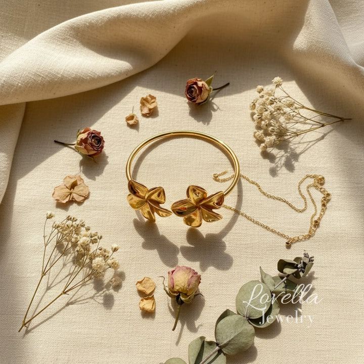 Pulsera de puño abierta con doble flor en oro