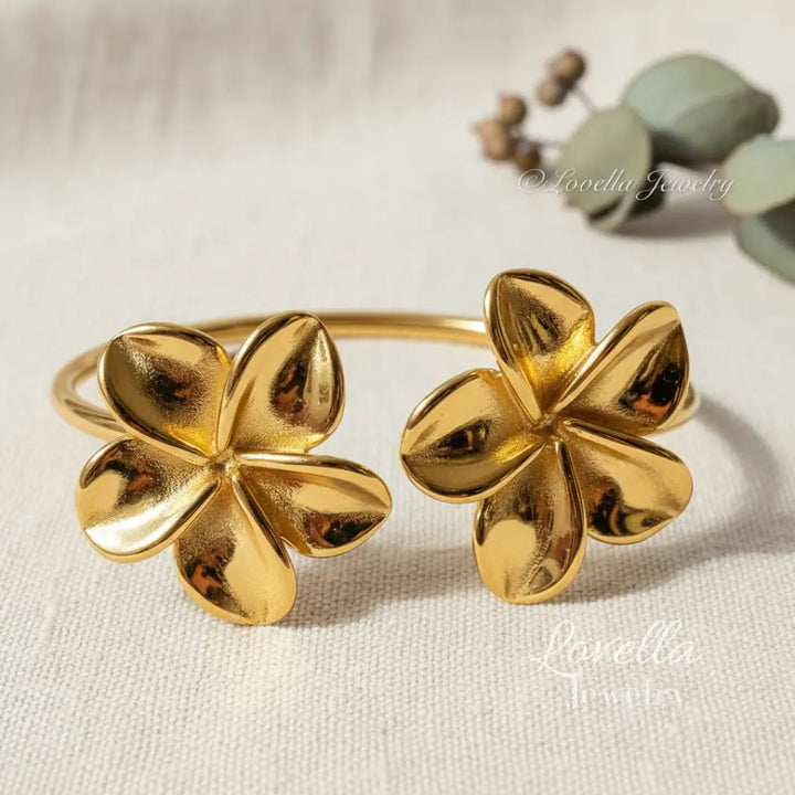 Pulsera de puño abierta con doble flor en oro