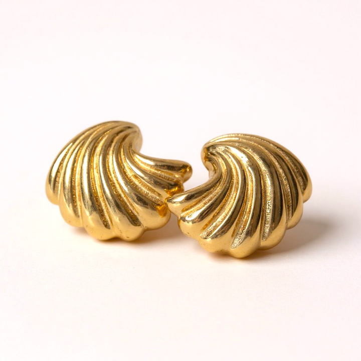 Pendientes de concha dorada