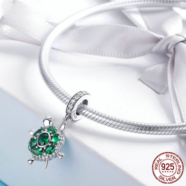 Charm Tortuga de Plata de Ley con Cristales Verdes