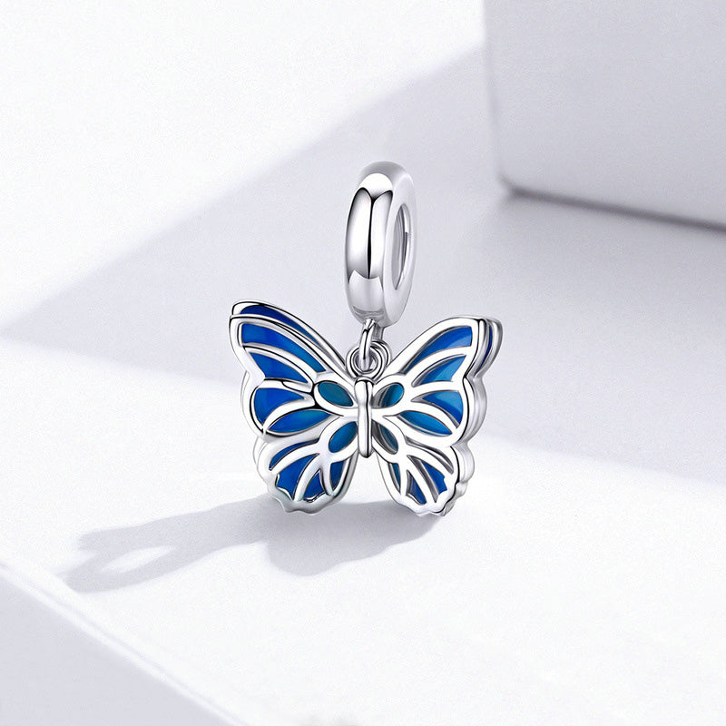 Charm de plata de ley 925 con esmalte de mariposa y tono azul