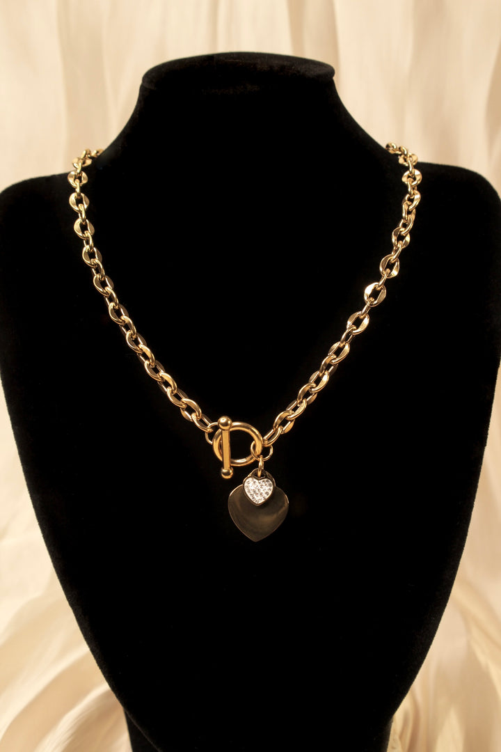 Collar con dije de corazón dorado y detalles de cristal