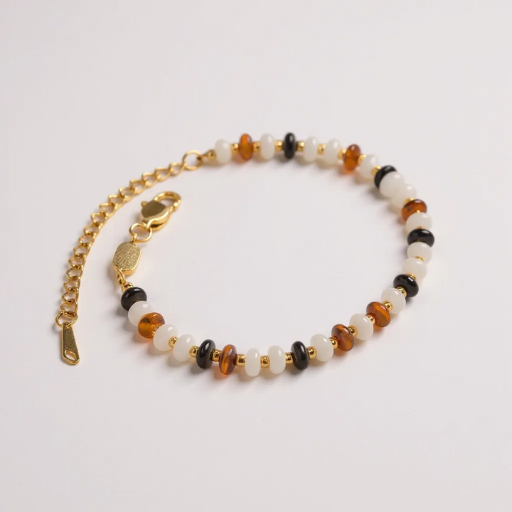 Pulsera de cuentas de piedra natural con detalles en oro