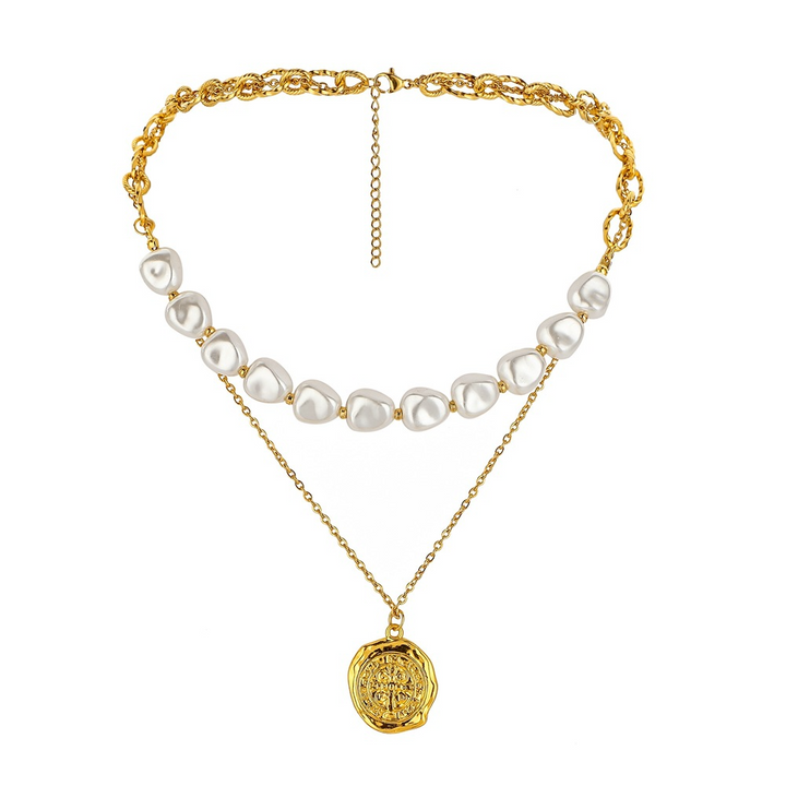 Collar con sello dorado y perlas en capas: elegancia atemporal