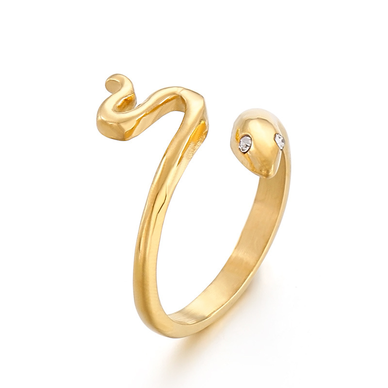 Anillo serpentino dorado con detalles de cristal