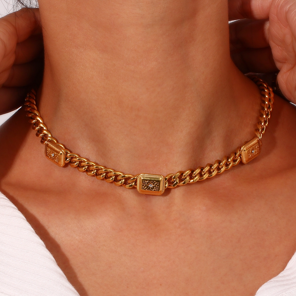 Collar Dorado con Cristal en Forma de Estrella