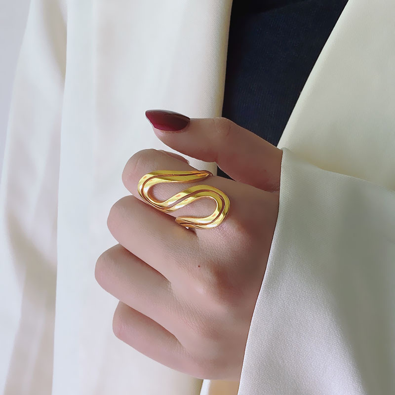 Sculptural Serpentine Gold Ring