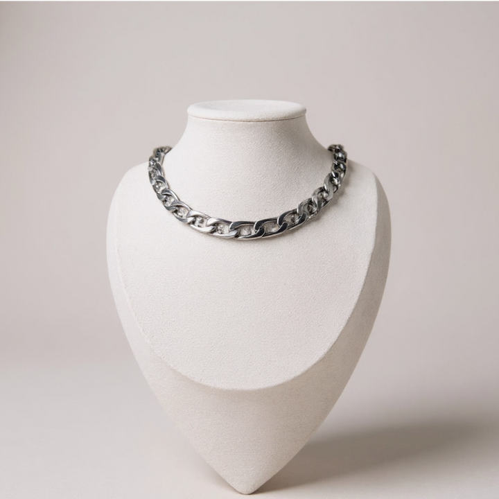 Collar de eslabones dorados con adornos de cristal