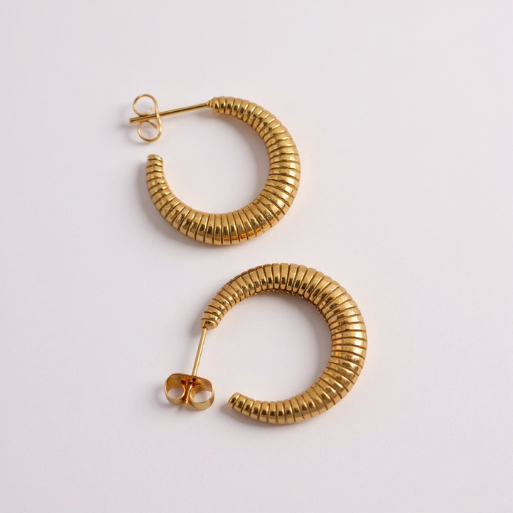 Pendientes de aro en espiral dorados