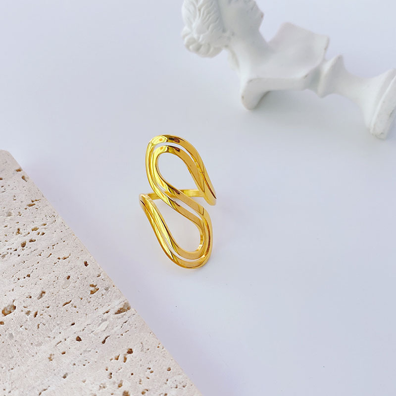 Sculptural Serpentine Gold Ring