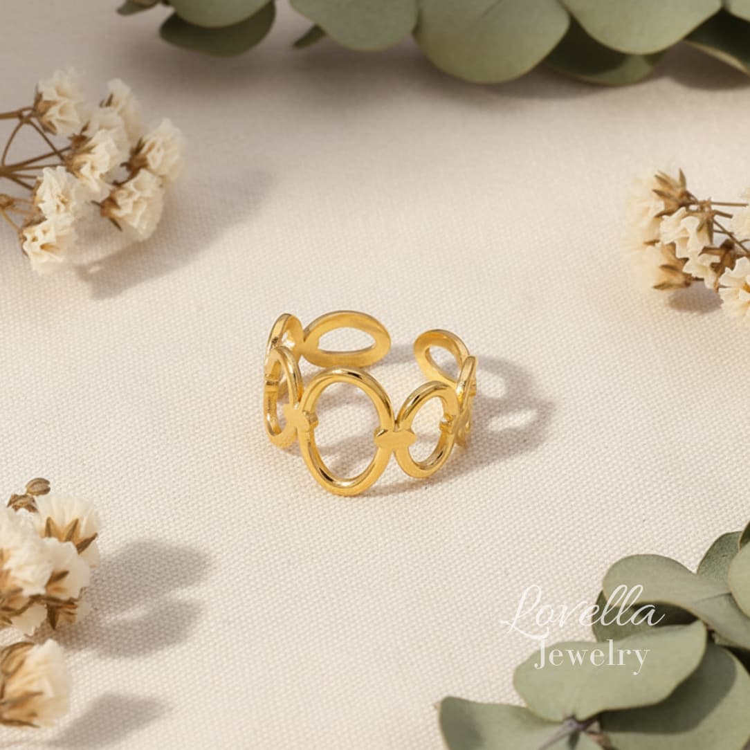 Flat lay of linked circle ring with high-polish finish 