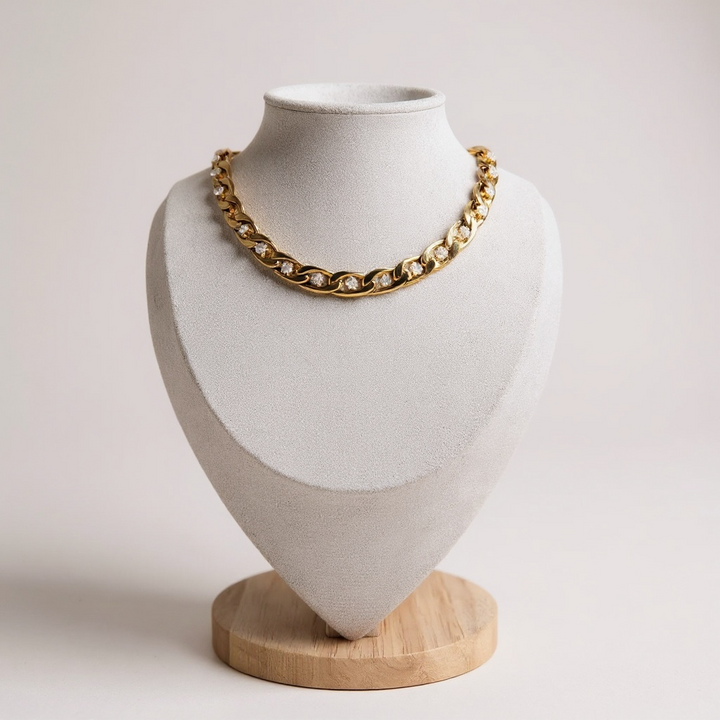 Collar de eslabones dorados con adornos de cristal