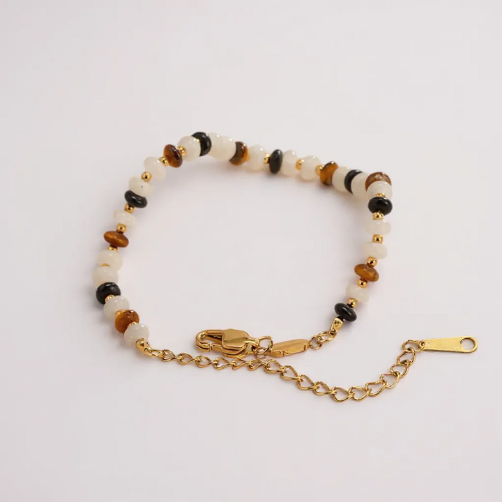 Pulsera de cuentas de piedra natural con detalles en oro