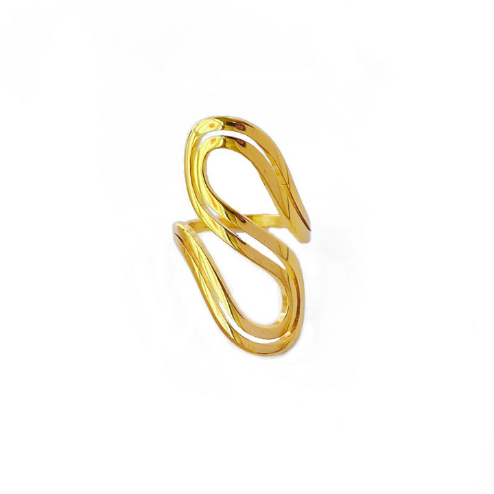 Anillo escultural de oro serpentino