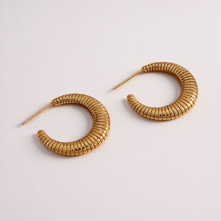 Pendientes de aro en espiral dorados