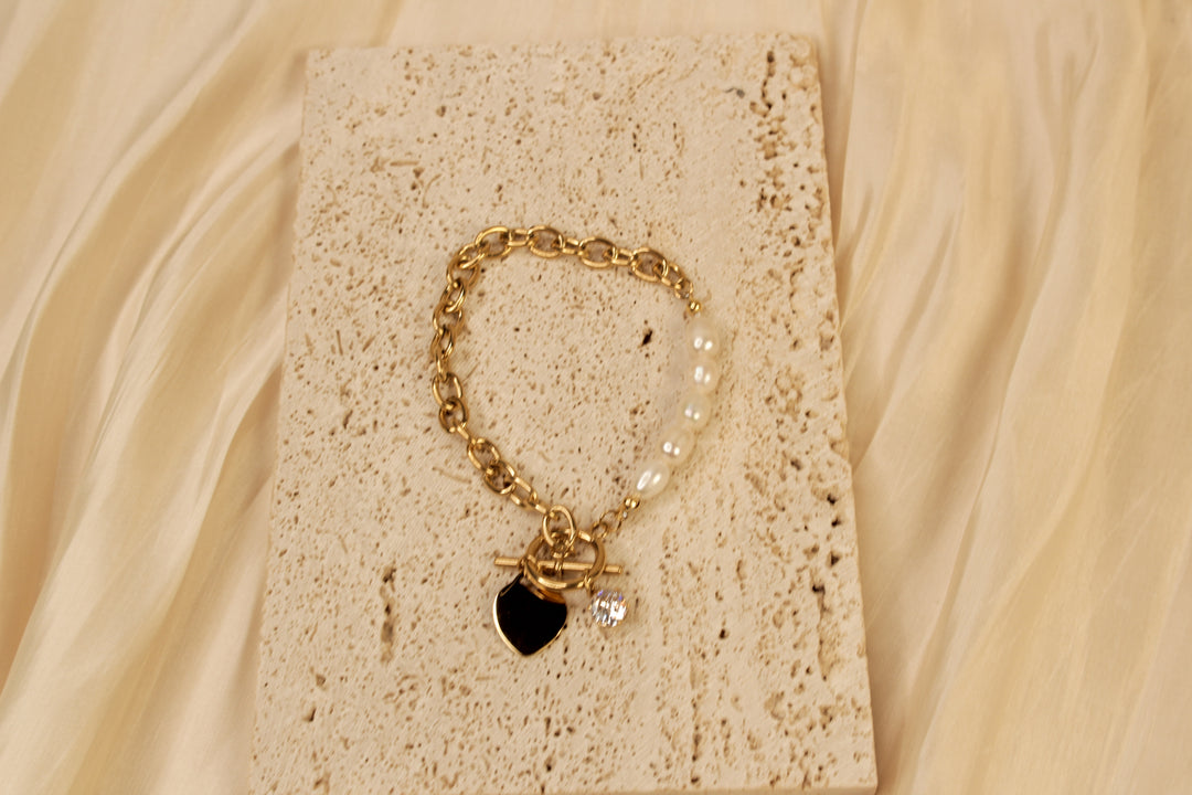 Elegante pulsera con dije de corazón de oro y perlas