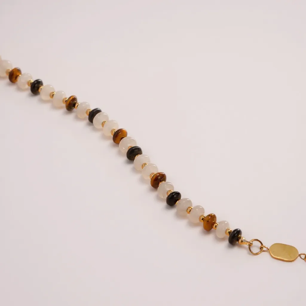 Pulsera de cuentas de piedra natural con detalles en oro