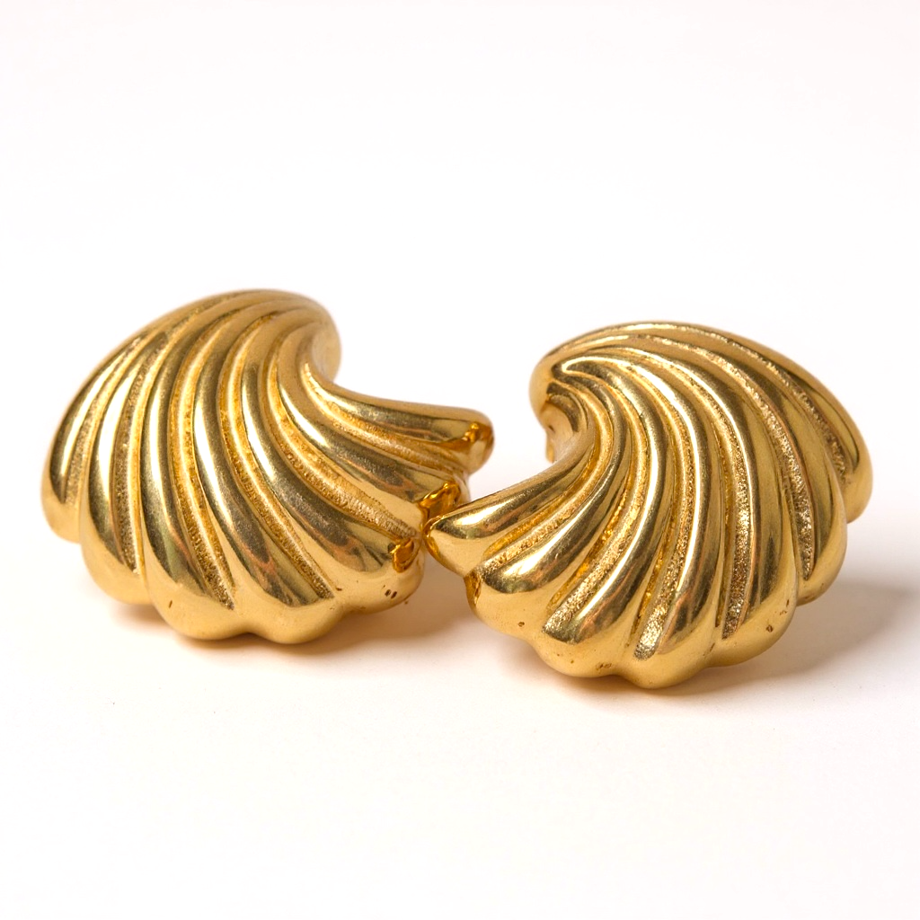Pendientes de concha dorada