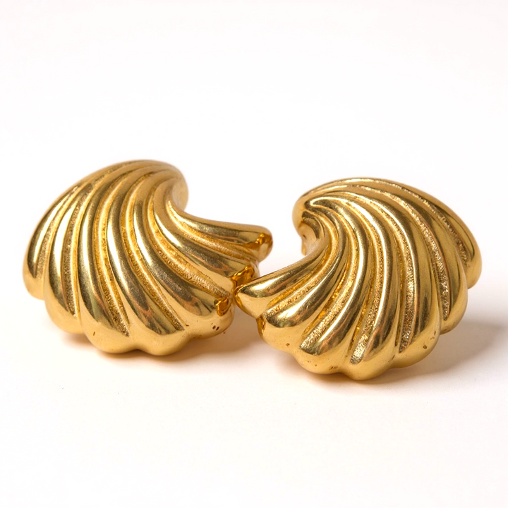 Pendientes de concha dorada