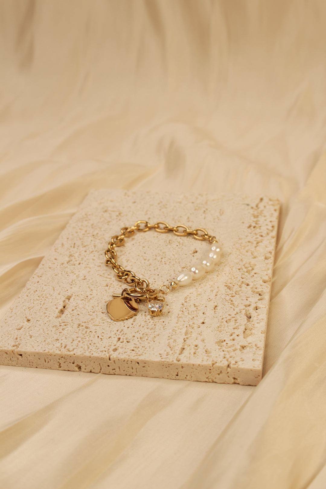 Elegante pulsera con dije de corazón de oro y perlas