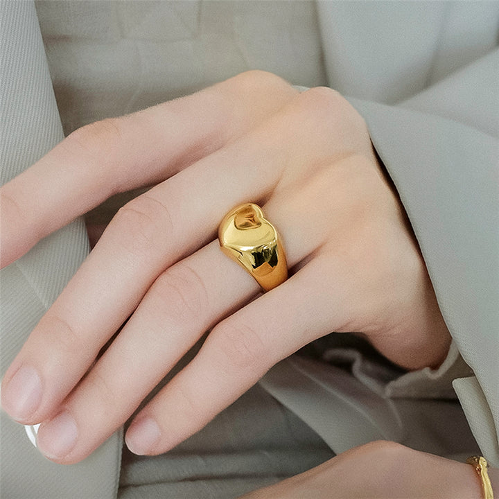 Anillo minimalista de corazón dorado