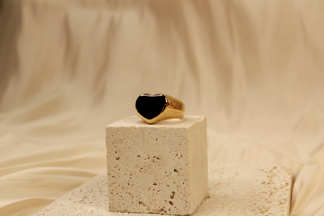 Anillo minimalista de corazón dorado