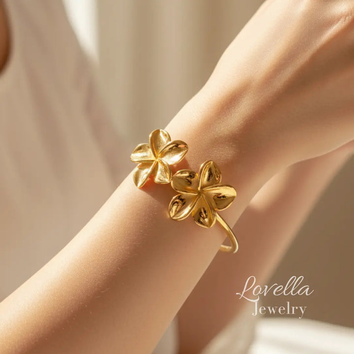 Pulsera de puño abierta con doble flor en oro