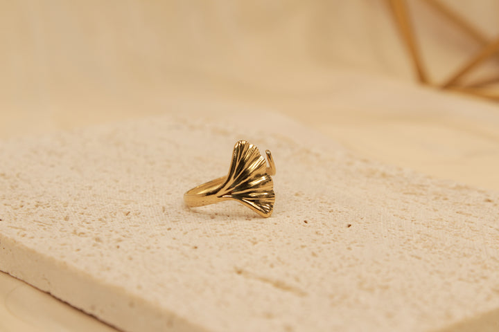 Anillo ajustable hoja de Ginkgo dorado