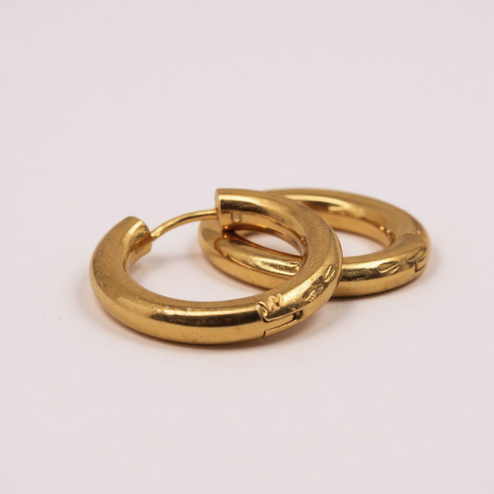 Pendientes de aro dorados elegantes