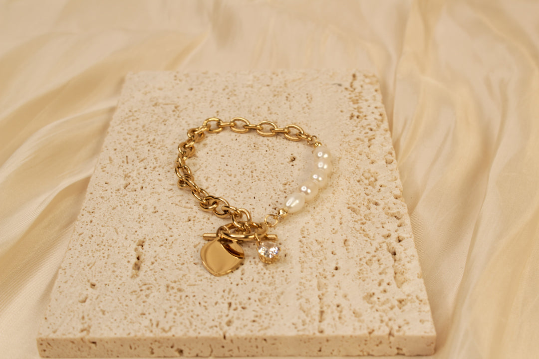 Elegante pulsera con dije de corazón de oro y perlas