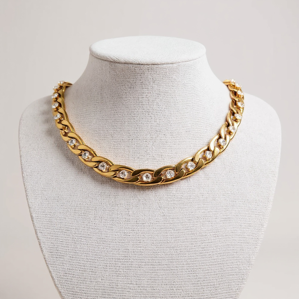 Collar de eslabones dorados con adornos de cristal
