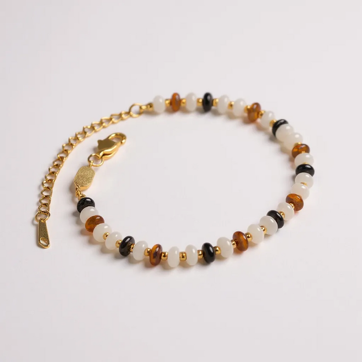Pulsera de cuentas de piedra natural con detalles en oro