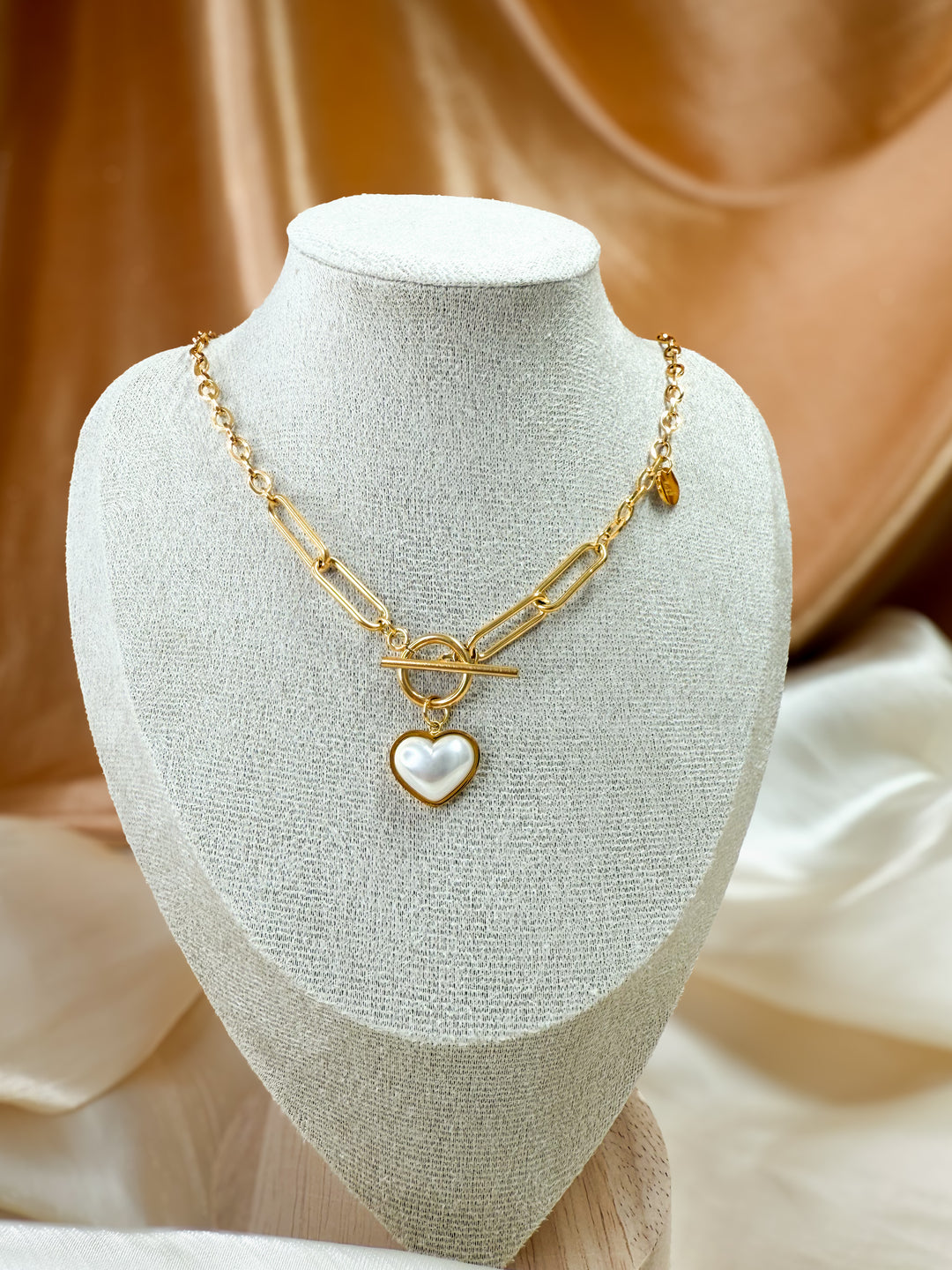 Gold Chain Necklace with Pearl Heart Pendant – Modern Toggle Design