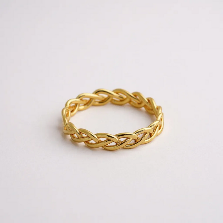 Anillo clásico de eslabones de cadena dorada