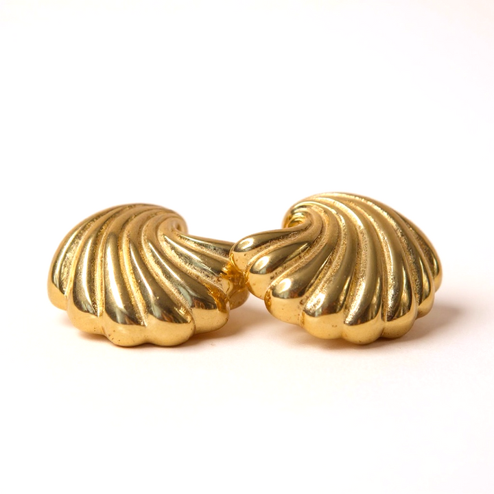 Pendientes de concha dorada