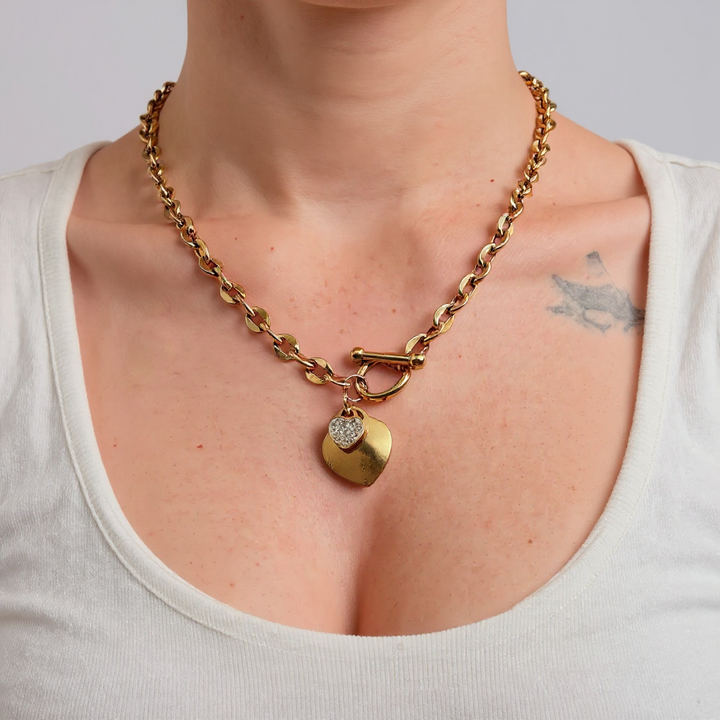 Collar con dije de corazón dorado y detalles de cristal