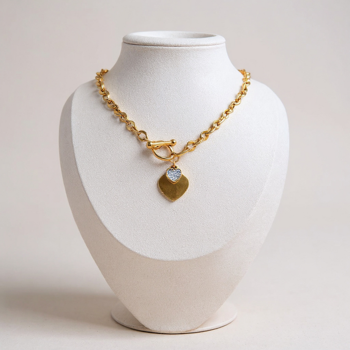 Collar con dije de corazón dorado y detalles de cristal
