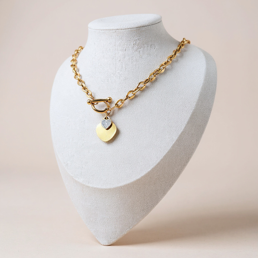 Collar con dije de corazón dorado y detalles de cristal