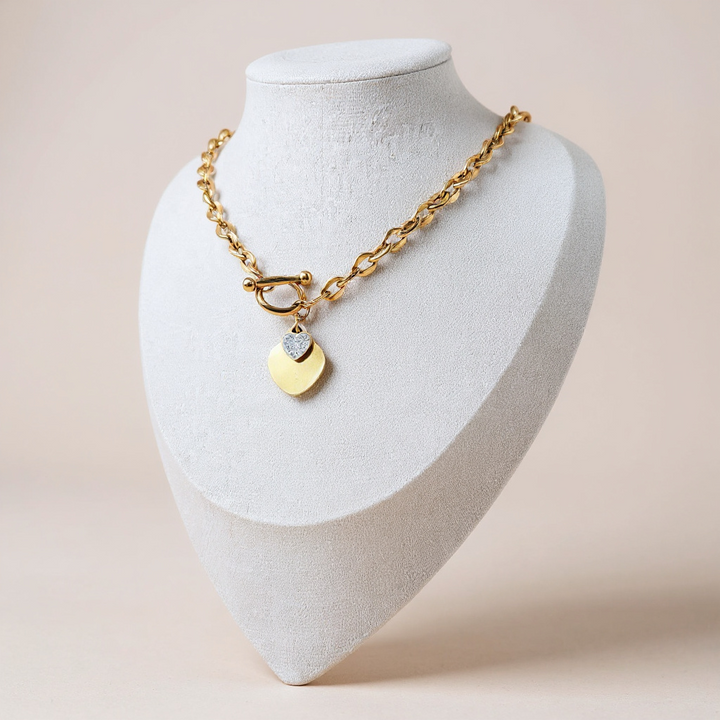 Collar con dije de corazón dorado y detalles de cristal