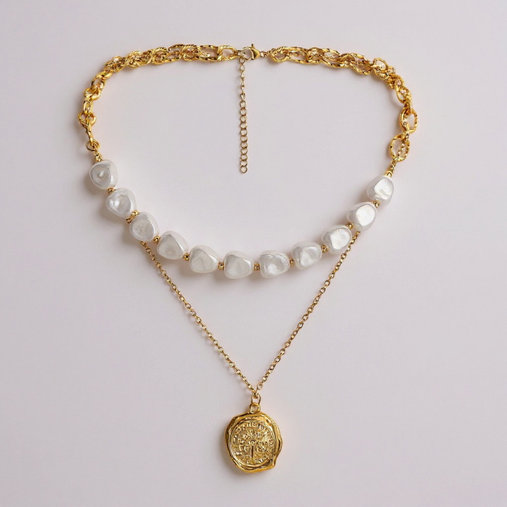 Collar con sello dorado y perlas en capas: elegancia atemporal