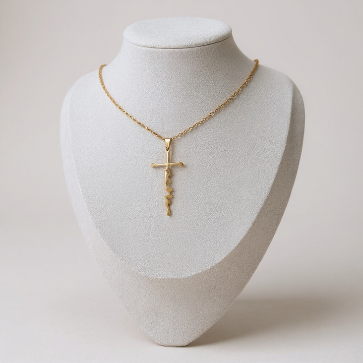 Collar con colgante de cruz dorada 'Fe'