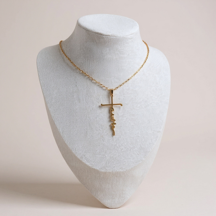 Collar con colgante de cruz dorada 'Fe'