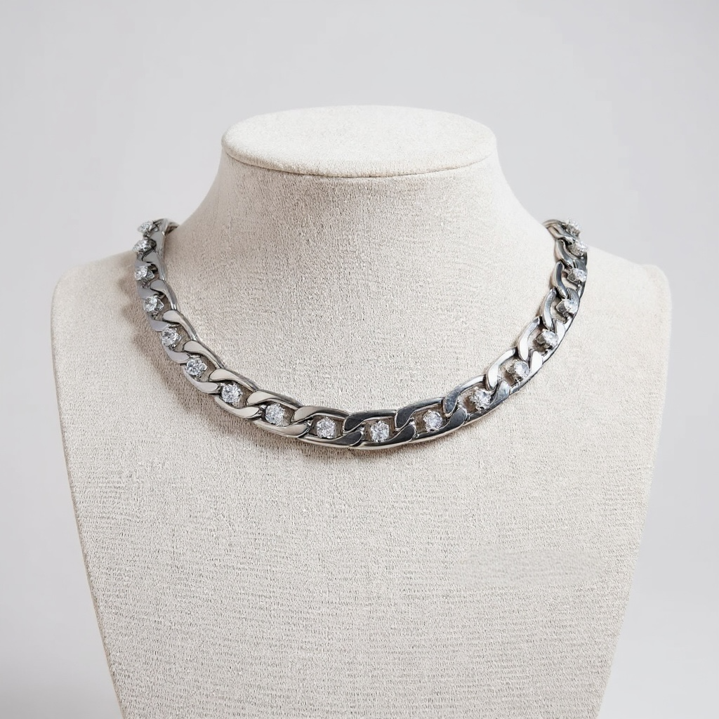 Collar de eslabones dorados con adornos de cristal