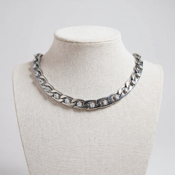 Collar de eslabones dorados con adornos de cristal