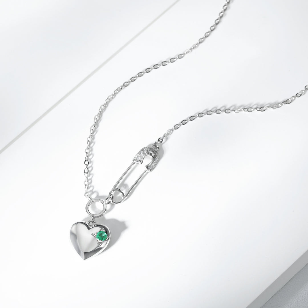 Elegante collar con colgante de corazón y imperdible con cristal verde